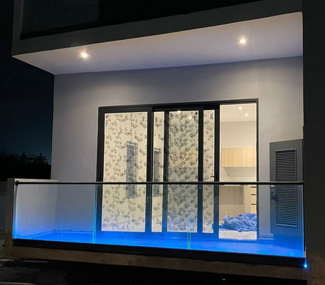 Barricata di vetro a luce a LED Alumini Moderni disegni di ringhiera Vetro temperato senza cornice Ringhiera esterno balcone