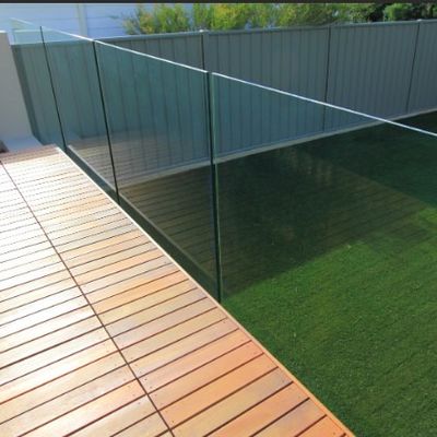 Vista aperta Barricata di vetro senza cornice Balcone Balustrade Canale in vetro U Con luci a LED