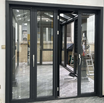 Porte bifold in alluminio grigio a bassa manutenzione e opzioni di vetro trasparente per un'elevata efficienza
