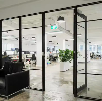 Porta oscillante a doppio rivestimento in alluminio Con un design moderno con vetro temperato