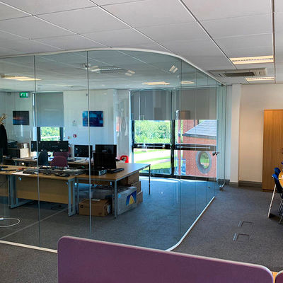 Pareti di ufficio con vetro temperato