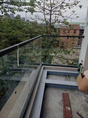 Sistema di ringhiera in vetro senza telaio con maniglia sul tetto in vetro