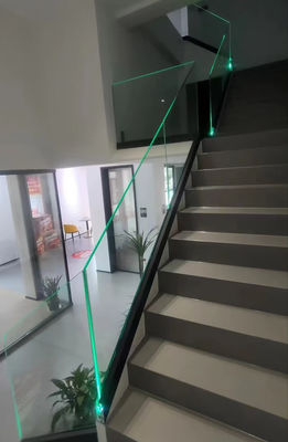 Balustrade di vetro in alluminio a canale U con luce a LED per balcone esterno