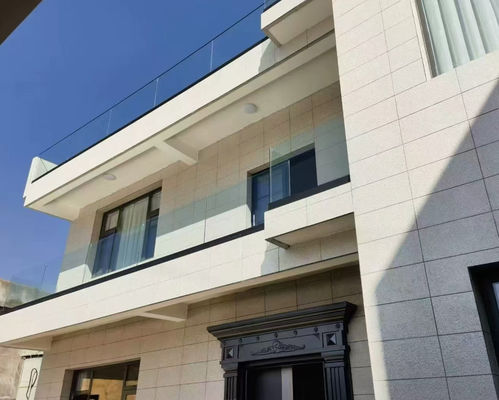 Sistema di ringhiera in vetro senza cornice personalizzabile per recinzioni esterne sicure e moderne