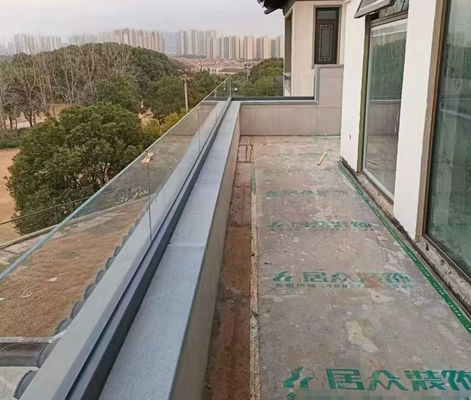 Sistema di ringhiera in vetro senza cornice personalizzabile per recinzioni esterne sicure e moderne