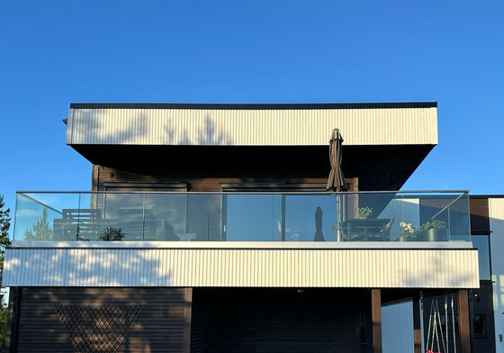 Barricata di vetro a luce a LED Alumini Moderni disegni di ringhiera Vetro temperato senza cornice Ringhiera esterno balcone