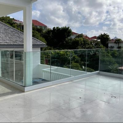 Barilustra di vetro senza cornice personalizzata 8mm, 10mm, 12mm Sistema di canale U in alluminio