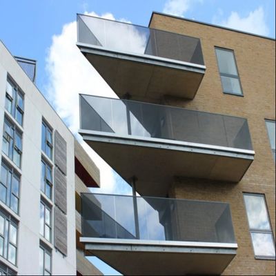 Ringhiera in vetro temperato stratificato 8+8mm con canale a U in alluminio per durata e garanzia di 5+ anni