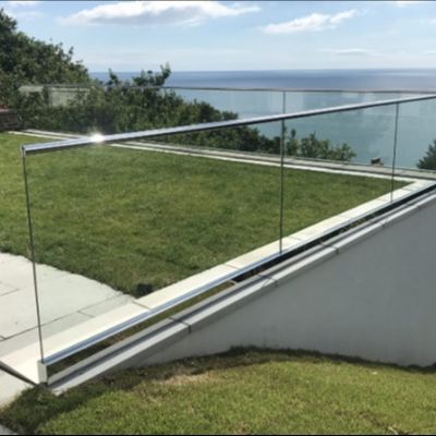 Balcone di vetro temperato stabile Balustrade Sistema di canale in vetro U con maniglia in alluminio