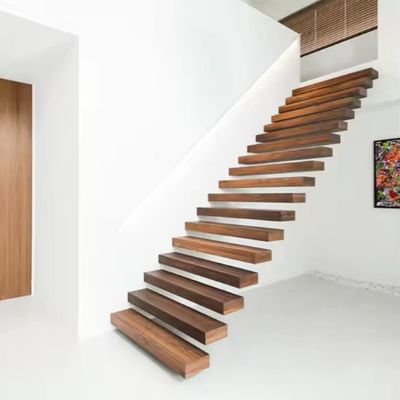 Scala di legno galleggiante per abitazioni interne Design elegante con battistrada di rovere rosso / bianco