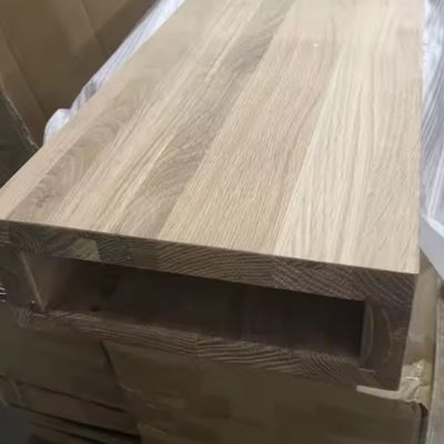 Scala di legno galleggiante per abitazioni interne Design elegante con battistrada di rovere rosso / bianco