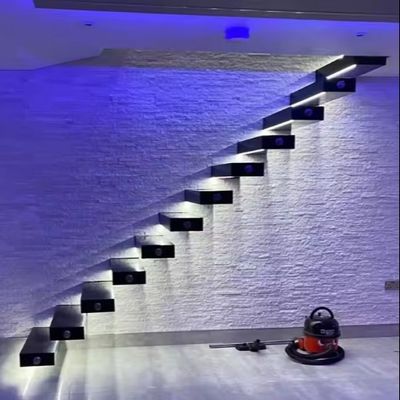 Scala di legno galleggiante per abitazioni interne Design elegante con battistrada di rovere rosso / bianco