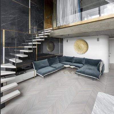 Scala di legno galleggiante per abitazioni interne Design elegante con battistrada di rovere rosso / bianco