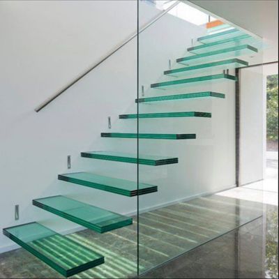 Moderna scala galleggiante interna o esterna con ringhiere e pedane personalizzate per edifici commerciali