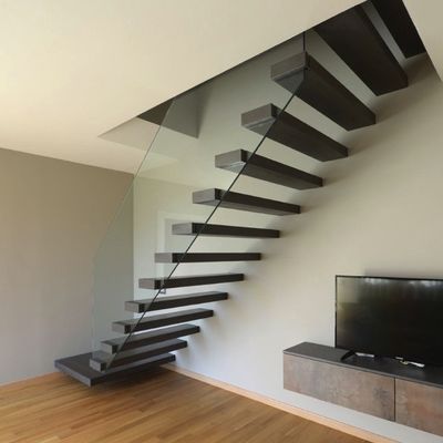 Moderna scala galleggiante interna o esterna con ringhiere e pedane personalizzate per edifici commerciali