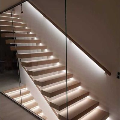 Scale galleggiante di design moderno su misura con battistrada di quarzo e mono stringer invisibile