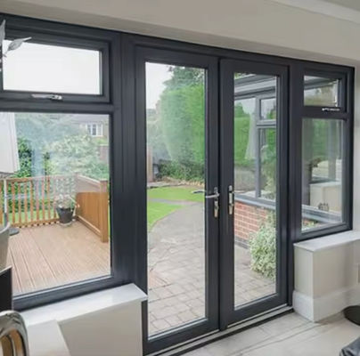 Porta a battente con telaio in lega di alluminio 6063-T5 di alta qualità per ambienti commerciali e residenziali, con accessori hardware personalizzabili