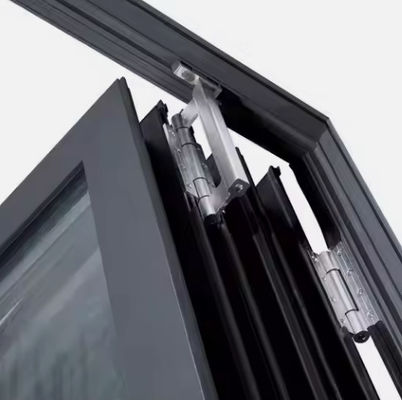Porta pieghevole in alluminio commerciale con chiusura a più punti con caratteristiche di sicurezza e di manutenzione ridotte