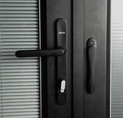 Porta pieghevole in alluminio commerciale con chiusura a più punti con caratteristiche di sicurezza e di manutenzione ridotte