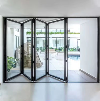Porta pieghevole in alluminio commerciale con chiusura a più punti con caratteristiche di sicurezza e di manutenzione ridotte