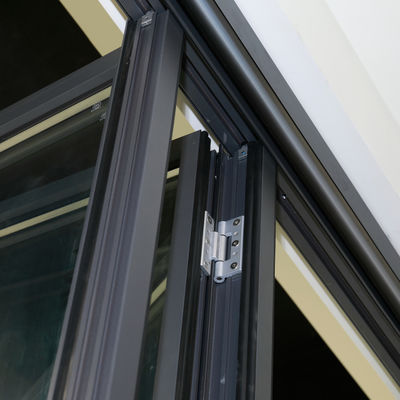 Porte bifold in alluminio grigio a bassa manutenzione e opzioni di vetro trasparente per un'elevata efficienza
