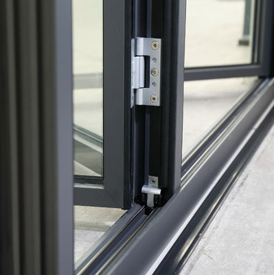 Porte bifold in alluminio grigio a bassa manutenzione e opzioni di vetro trasparente per un'elevata efficienza
