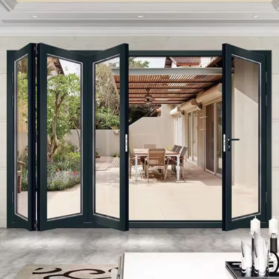 Porte bifold in alluminio grigio a bassa manutenzione e opzioni di vetro trasparente per un'elevata efficienza