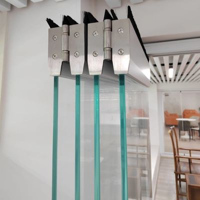 Porta pieghevole in alluminio elegante e moderna con meccanismo di chiusura sicuro e buon isolamento acustico