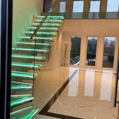 OEM/ODM Scala di vetro di design elegante personalizzato con ringhiera di vetro e auto led