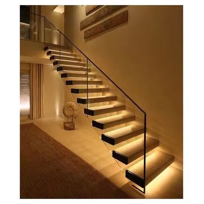 Scala galleggiante in legno di beech su misura con ringhiera di vetro e luci a LED finitura satinata