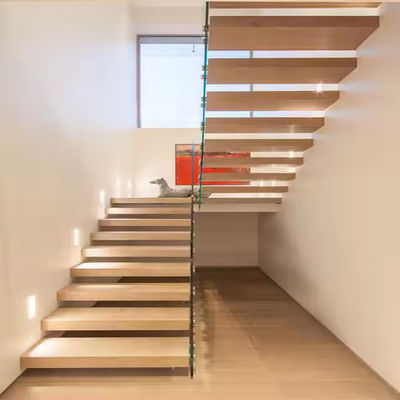 Sicuro e resistente, scalinata di legno di quercia bianca, dritta, a forma di L, a forma di U, a forma di spartizione o di spirale