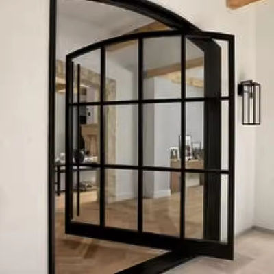 Porta di ferro a spillo con disegno grafico in acciaio e alluminio