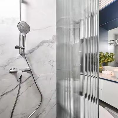 Pareti di bagno personalizzate in alluminio con spessore di profilo di 1,4 mm e vetro ghiacciato