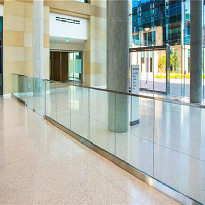 Moderno design 12mm Toughened Glass U Channel Railing con cinque anni di garanzia e finitura resistente alle intemperie