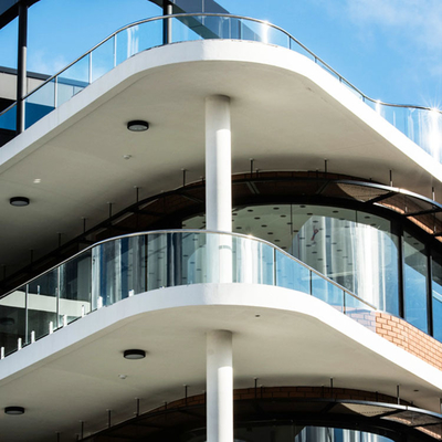 Pannello in vetro per edificio senza telaio curvo piatto in alluminio per ringhiera balcone corrimano