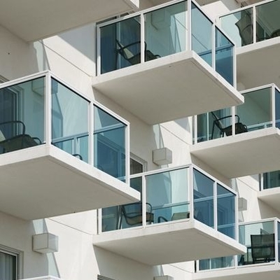 Ringhiera in vetro con canale a U senza telaio con rivestimento nero personalizzato