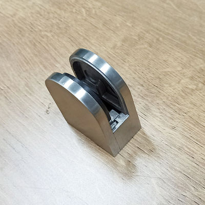 Ringhiera per scale con pannello in vetro temperato senza telaio Design regolabile Morsetto ad arco di presa 304 316 Raccordo