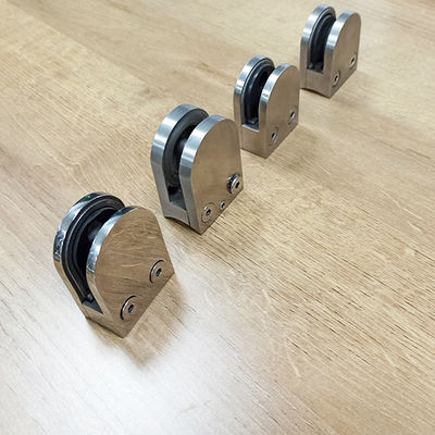 Ringhiera per scale con pannello in vetro temperato senza telaio Design regolabile Morsetto ad arco di presa 304 316 Raccordo