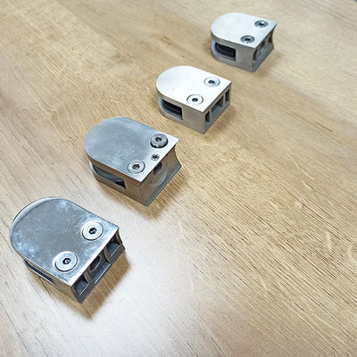 Ringhiera per scale con pannello in vetro temperato senza telaio Design regolabile Morsetto ad arco di presa 304 316 Raccordo