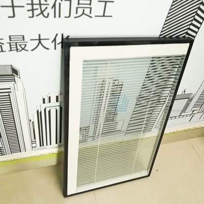 Guarnizione per finestra a battente con lamelle orientabili isolate a doppio vetro con accessori per tenda interna tra i vetri