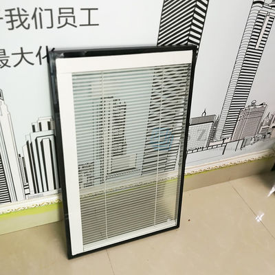 Guarnizione per finestra a battente con lamelle orientabili isolate a doppio vetro con accessori per tenda interna tra i vetri