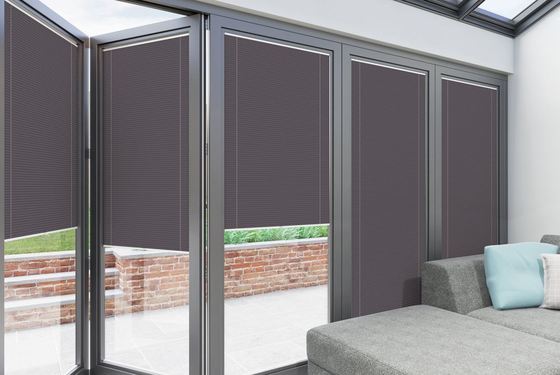 Guarnizione per finestra a battente con lamelle orientabili isolate a doppio vetro con accessori per tenda interna tra i vetri