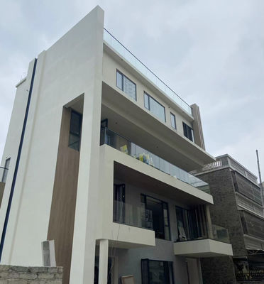 Sistema di ringhiera in vetro senza cornice personalizzabile per recinzioni esterne sicure e moderne