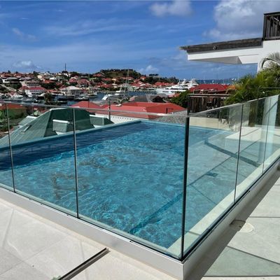 Barricata di vetro di design moderno, balcone, guinzaglio, ringhiera di vetro per interni e esterni