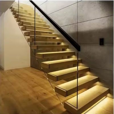 Scala di legno galleggiante per abitazioni interne Design elegante con battistrada di rovere rosso / bianco