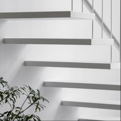 Scale galleggiante di design moderno su misura con battistrada di quarzo e mono stringer invisibile