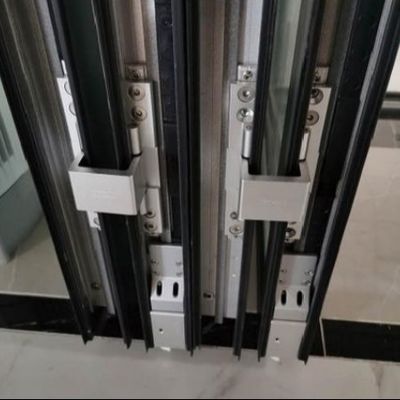 Porta pieghevole in alluminio commerciale con chiusura a più punti con caratteristiche di sicurezza e di manutenzione ridotte